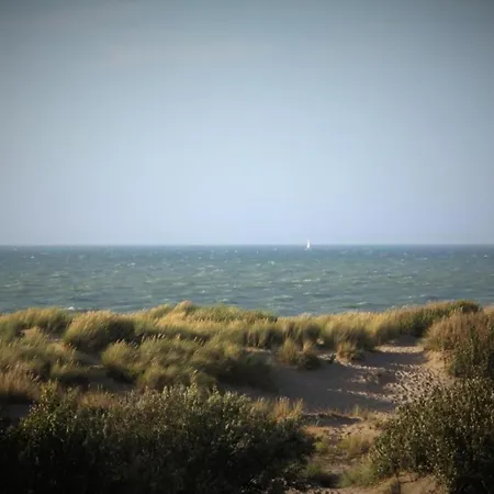 In Near Sint-andre Beach, Cleaning Included بيت للعطل *